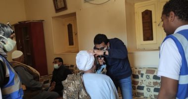 حياة كريمة تطلق قافلة طبية لأهالى أسوان والكشف والأدوية مجانا.. صور 