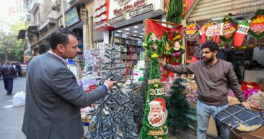 أجندة ونتيجة وزينة عيد الميلاد.. انتعاش سوق الفجالة لاستقبال العام الجديد