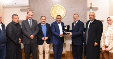 محافظ مطروح يكرم وكيل التربية والتعليم ومدير الشئون التنفيذية