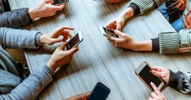 لو بتقضى وقتك فى السوشيال ميديا .. اعرف إزاى تتخلص من إدمان وسائل التواصل؟