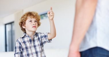 بيعامل أخواته بتعالى .. اعرفى إزاى تغيرى من سلوك طفلك المتكبر ؟