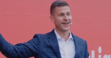 شاهد.. رجل أعمال مغربي يوزع مليون يورو هدية على موظفيه بمناسبة العام الجديد