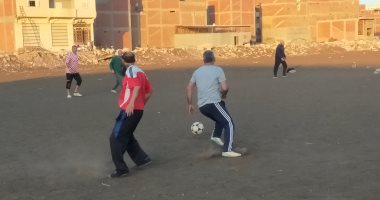 عواجيز بس نينجا.. أعمارهم فوق الـ60 وبيلعبوا كرة قدم كأنهم شباب.. نصار محمد:  عمرى 61 سنة وأمارس الرياضة بانتظام يوميا.. رشاد على: سنى 65 عاما وألعب كرة القدم منذ الطفولة وأنصح الشباب بممارسة الرياضة بانتظام