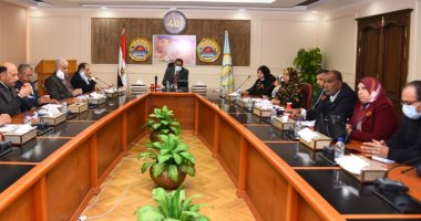 محافظ مطروح يعقد اجتماع خدمة المواطنين وتلبية مطالبهم بحضور مسئولى الجهات المعنية 