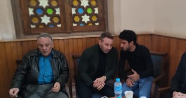 طارق يحيى وعلام وحازم إمام في عزاء والد حمادة أنور.. صور