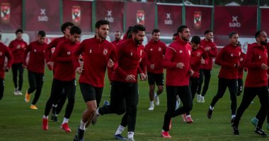 لاعبو الأهلي يتوجهون إلى ملعب التدريب الأول بالإمارات.. فيديو
