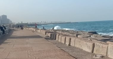 هدوء حركة الأمواج وسطوع خافت للشمس بالإسكندرية..احذروا الطقس السيىء.. لايف