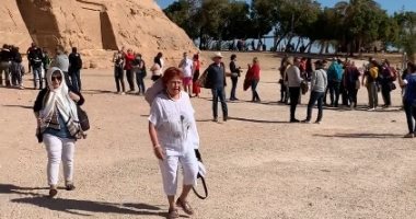 طوابير السائحين لزيارة معابد أبوسمبل وسط طقس مشمس