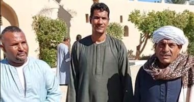 وزعوا حلوى.. شاهد فرحة أهالى "حسن فتحى" بالأقصر بأول صلاة جمعة بعد تطوير مسجد القرية