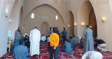 المصلون يؤدون صلاة عيد الأضحى المبارك فى مسجد الحسين بالقاهرة 