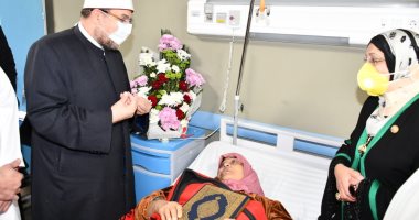 وزير الأوقاف يزور سيدة الشهامة ويوجه بصرف 10 آلاف جنيه لها ويؤكد: نموذج أصيل