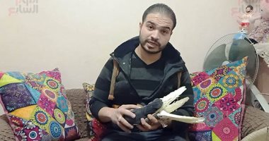 غاوى حمام.. نور 20 سنة فى تربية الحمام يمتلك غية بحى الأباصيرى ببنى سويف.. ويؤكد: أنا غاويه من عمر 5 سنوات وتربيته هوايتى المفضلة.. وأشهر أنواعه الغزار والمسود.. ويوضح كيف يجمعه مرة أخرى.. صور وفيديو