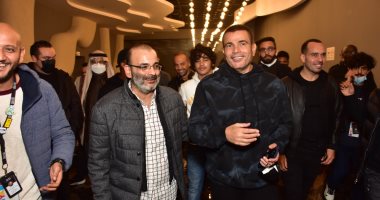 عمرو دياب يحضر بروفة مسرحية "نص الليل" قبل عرضها اليوم فى موسم الرياض