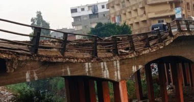 انهيار جزئي بكوبري كفر الجزيرة بكفر الزيات فى الغربية وكردون تمهيداً لإصلاحه.. صور