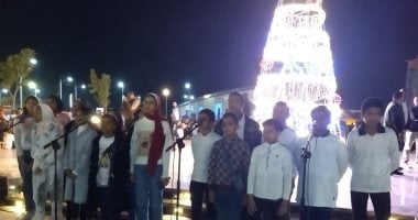 عروض فنية وكورال أطفال بميدان المحطة بمدينة أسوان احتفالا بالكريسماس.. صور