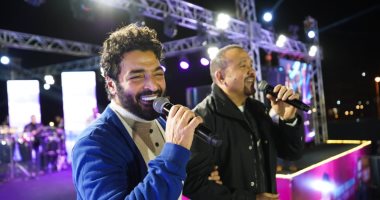 حميد الشاعرى وهشام عباس يشعلان "رأس سنة" بروح  الـ"تسعينات" بالعين السخنة.. صور 