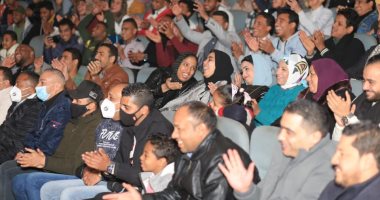 إقبال جماهيرى من أهالى الأقصر على العرض المسرحى "حلم جميل".. صور