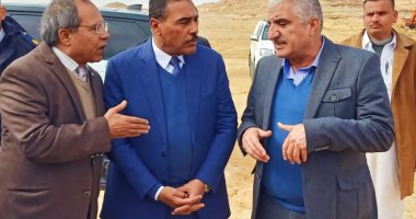 محافظ مطروح يضع حجر أساس القناة الناقلة لمياه الصرف الزراعى خارج واحة سيوة