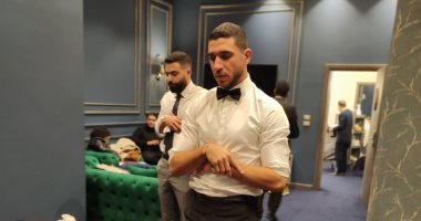 عريس الأهلي يصلى العشاء قبل الاحتفال بزفافه.. صور