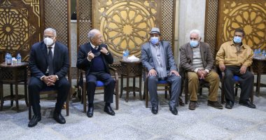 بدء عزاء جابر عصفور بالحامدية الشاذلية وحلمى النمنم أول الحضور.. صور