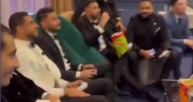 رامي ربيعة يترك حفل زفافه للعب مباراة بلاي ستيشن مع أصدقائه.. صور