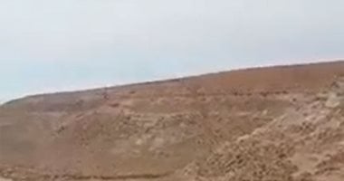 شاهد سيول الأمطار لحظة انحدارها فى أحد وديان مطروح.. فيديو