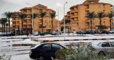 مشهد أوروبى فى الغردقة .. الثلوج تكسو الشوارع والمبانى .. صور  