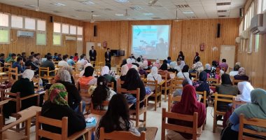 ندوة عن الضيافة الجوية بكلية السياحة والفنادق فى جامعة الأقصر .. صور