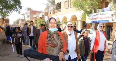 45 طالبا وطالبة يتفقدون مشروعات "حياة كريمة" بقرى مركز جرجا في سوهاج