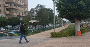 طقس بارد وغيوم كثيفة بالسماء.. الشتاء يكشر عن أنيابه فى المنيا.. فيديو