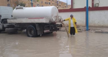 تعرف على جهود إزالة وسحب مياه الأمطار من الشوارع بمطروح
