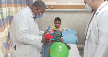 مستشفى الكرنك بالأقصر يحتفل بالعام الجديد بتوزيع البالونات والهدايا على الأطفال