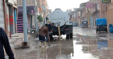 بعد نزحه مياه الأمطار.. مدير مدرسة بالإسكندرية: ذهبت مدرستي يوم الإجازة فجرا