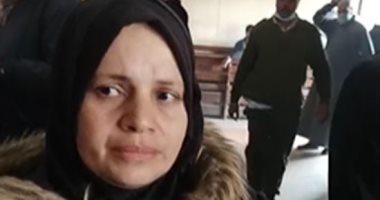 انهيار والدة طبيبة الدقهلية المقتولة على يد زوجها بعد جلسة المحاكمة.. فيديو