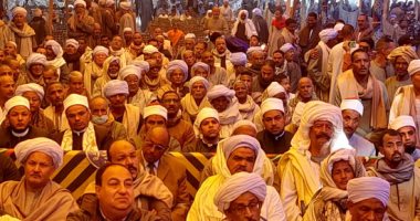 "القودة" تنهى خصومة ثأرية عمرها 30 عاما فى أسوان.. القاتل يقدم كفنه لولى الدم فى حضور 4 آلاف شخص.. أسرة المجني عليه تقبله وتنهى سلسال الدم.. ورئيس مدينة إدفو: جهود لجان المصالحات أنهت 4 خصومات.. صور وفيديو 