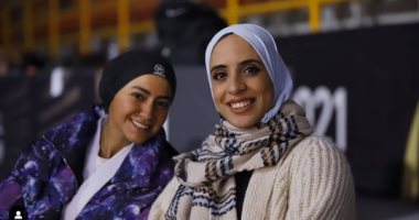 هند عبد الحليم مع فريال أشرف فى صورة من كواليس حكاية "تقلها دهب"