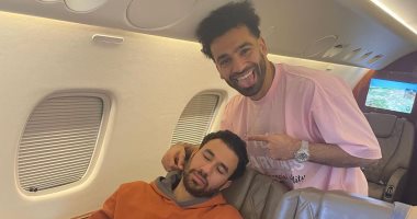 محمد صلاح وتريزيجيه يصلان مطار القاهرة للانضمام للمنتخب