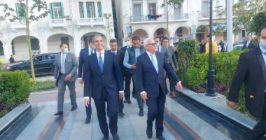 وزير الاتصالات يشيد بمستوى تصميم ساحة مصر ويتفقد حديقة فريال ببورسعيد