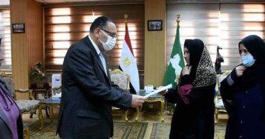 محافظ الشرقية يسلم وحدة سكنية لإحدى السيدات الأولى بالرعاية بمركز الحسينية