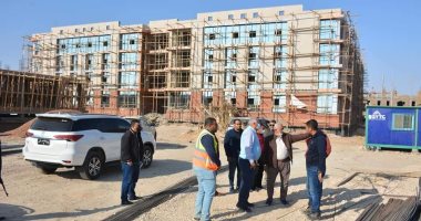 محافظ الوادى الجديد يتابع إنشاءات مجمع المصالح الحكومية ومشروعات رصف الطرق