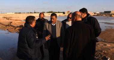 محافظ مطروح يتفقد مسار السيول وجهود إزالة تراكمات مياه الأمطار