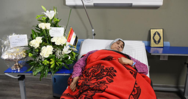 الرئيس السيسي يكرم سيدة الشهامة بشرى سرور لتصديها لواقعة خطف هاتف من طفلين بحلوان.. ويؤكد: ضربت لنا المثل والقدوة بالعطاء والتضحية.. ونموذج مشرف للمرأة المصرية.. وموقفها بطولى يشرف كل سيدة مصرية بل كل مصرى أصيل