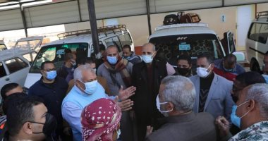 محافظ الوادى الجديد يتابع تطبيق الإجراءات الاحترازية ضد كورونا بموقف سيارات الأجرة