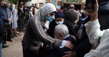 جالسا على كرسى.. رجائى عطية يتلقى واجب العزاء فى ابنته قبيل تشييع الجنازة.. صور