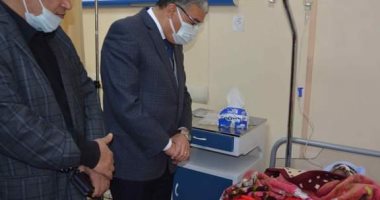 محافظ المنيا ينعى "عامل نظافة" توُفى أثناء عمله ويتابع الحالة الصحية لسائق