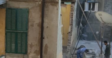 حى وسط بالإسكندرية يزيل أجزاء خطرة من عقار حفاظا على سلامة المواطنين