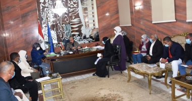 محافظ أسوان يلتقى متضررى السيول ويناقش مطالبهم.. اعرف التفاصيل