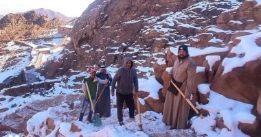 جبال سانت كاترين تتزين بالثلوج.. والأهالى يمهدون الطريق لهواة التسلق "صور"