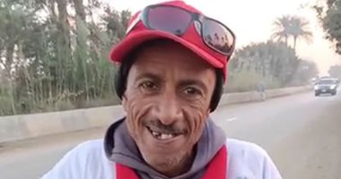 ساق العجلة 400 كيلو من قنا علشان "حياة كريمة".. عم أحمد يصل بنى سويف ويتابع طريقه للإسكندرية