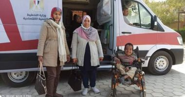 صورة اليوم.. سيارة المراكز التكنولوجية المتنقلة بالأقصر تقدم خدماتها لذوى الهمم